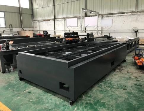 Лазерный станок для резки металла MetalTec 1530C (3000W, ручная смена столов)