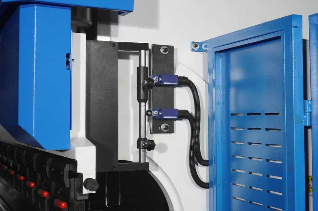 Листогибочный гидравлический пресс с ЧПУ TP10S MetalTec HBM 100/3200C