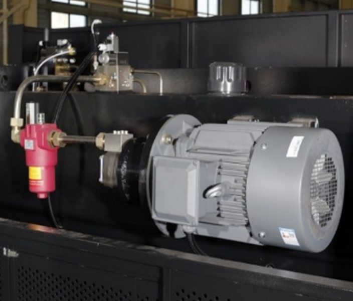 Листогибочный гидравлический пресс MetalTec HBM 125/3200M (Е22, ручная компенсация прогиба, инвертор заднего упора)