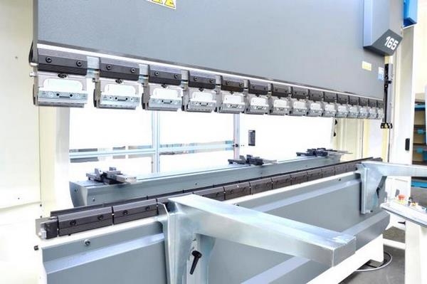 Листогибочный гидравлический пресс MetalTec HBM 125/3200M (Е22, ручная компенсация прогиба, инвертор заднего упора)