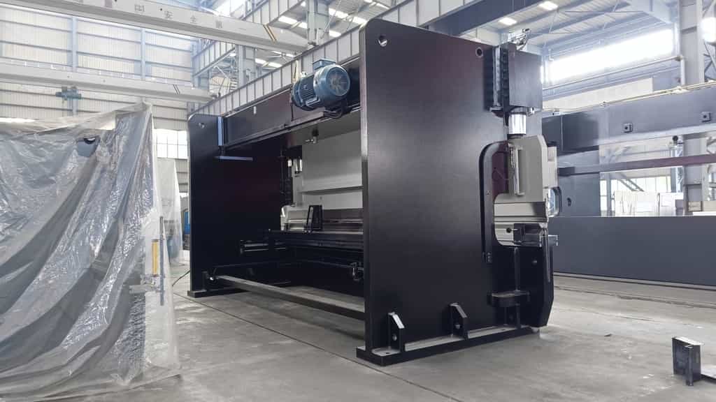 Листогибочный гидравлический пресс с ЧПУ MetalTec HBC 300/3200