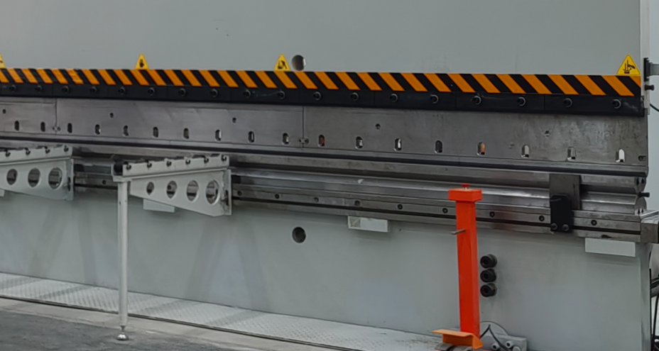 Листогибочный гидравлический пресс с ЧПУ MetalTec HBC 300/3200