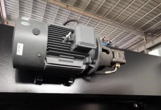 Листогибочный гидравлический пресс с ЧПУ MetalTec HBC 300/3200