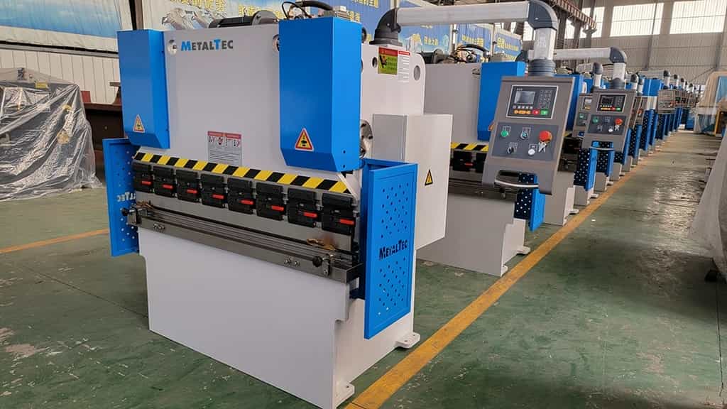 Листогибочный гидравлический пресс MetalTec HBM 125/3200M (Е22, ручная компенсация прогиба, инвертор заднего упора)